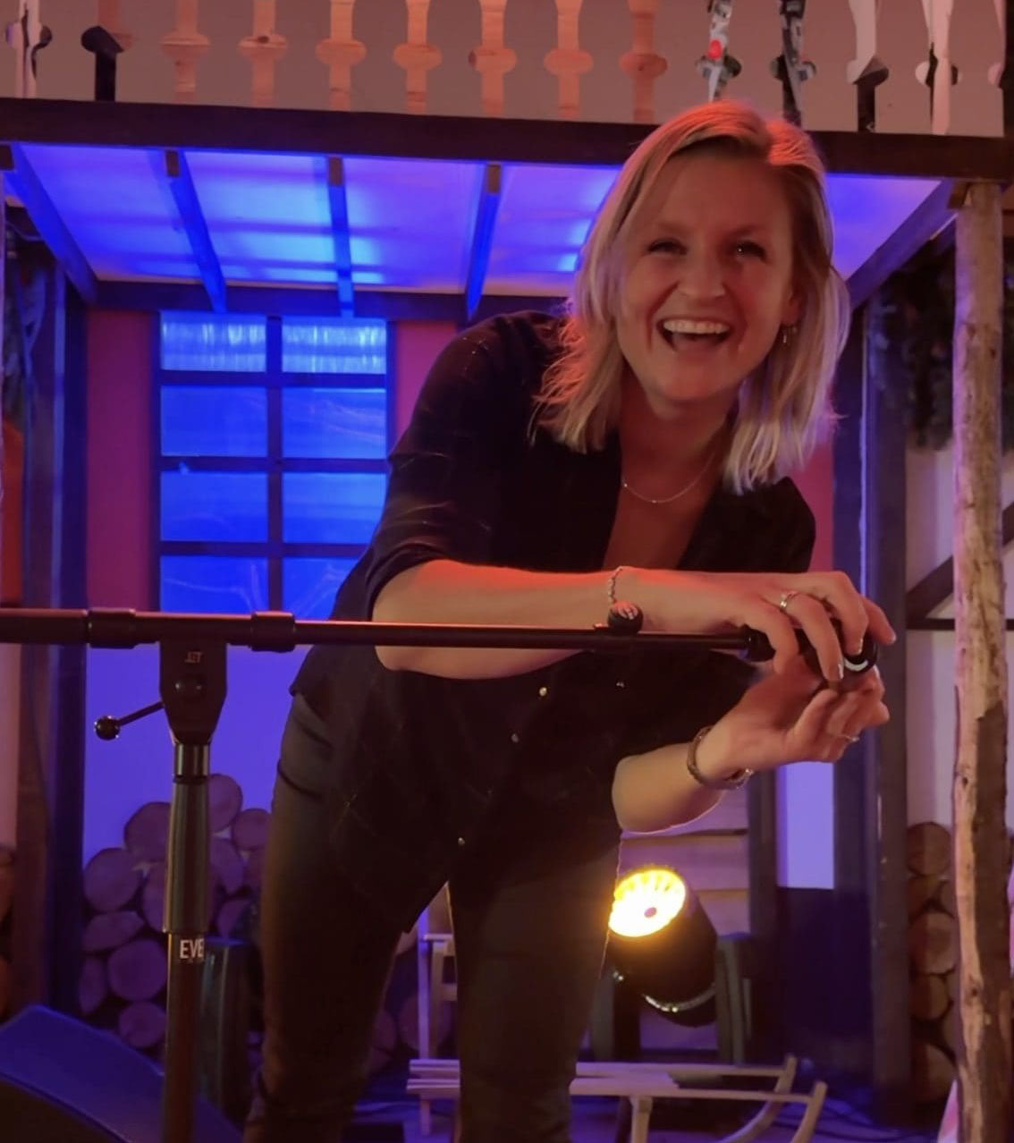 Linda Spaans-Rijpstra van Let's Go Events tijdens een optreden of presentatie op locatie